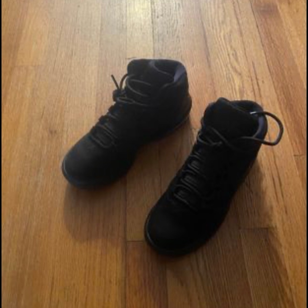 Jordan’s size 5Y fits womens 7